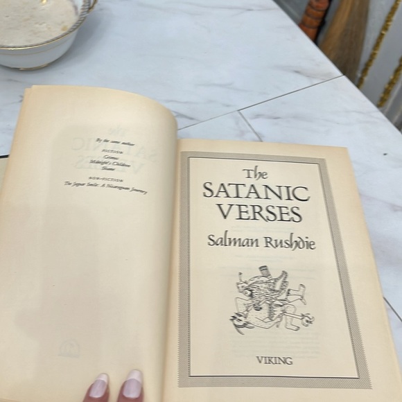 1st American Edition Hardcover The Satanic Verses - Picture 7 of 9